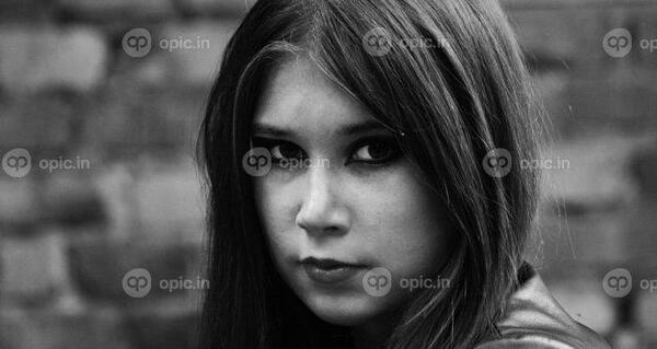 عکس چشم سیاه سفید دختر