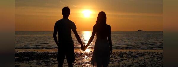 ژست عکس عاشقانه کنار دریا
