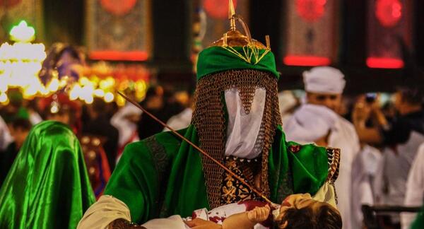 عکس حضرت علی اصغر روی دست امام حسین