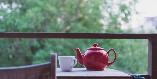 عکس قوری چای در طبیعت