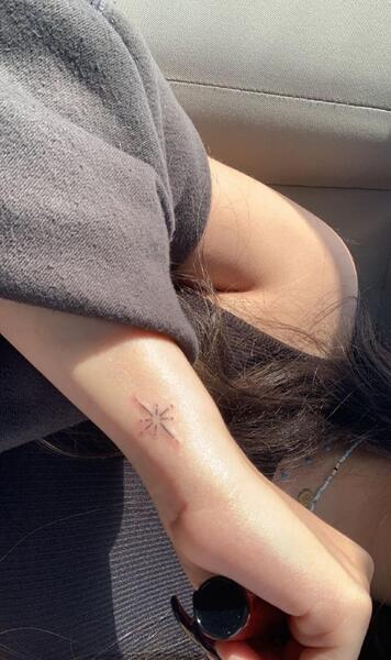 عکس تاتو روی مچ دست دخترانه