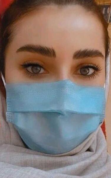 عکس دختر چشم سبز با ماسک