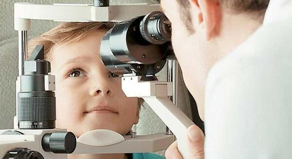عکس چشم پزشکی معاینه