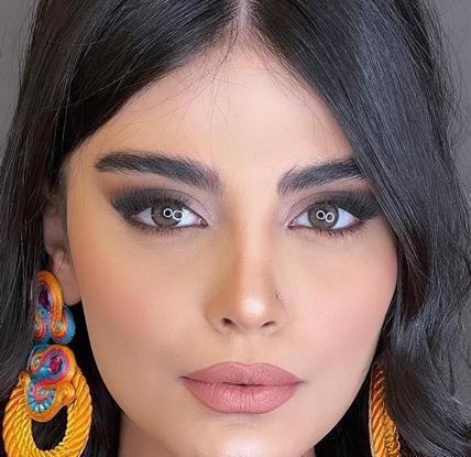 عکس لنز چشم صورتی