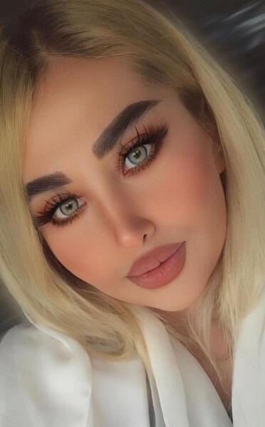 عکس لنز چشم صورتی