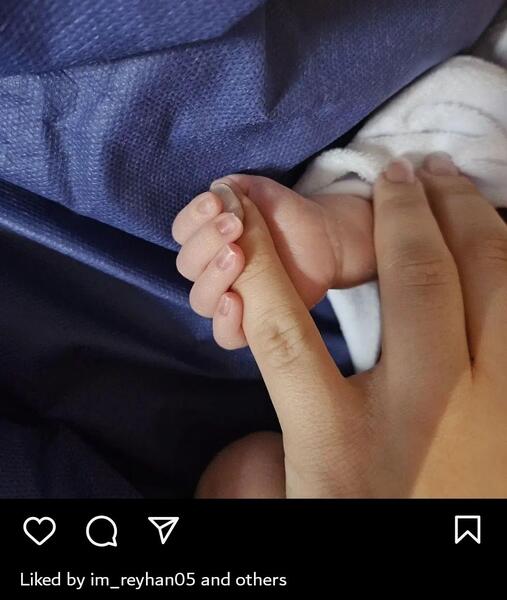 عکس دست بچه و مادر