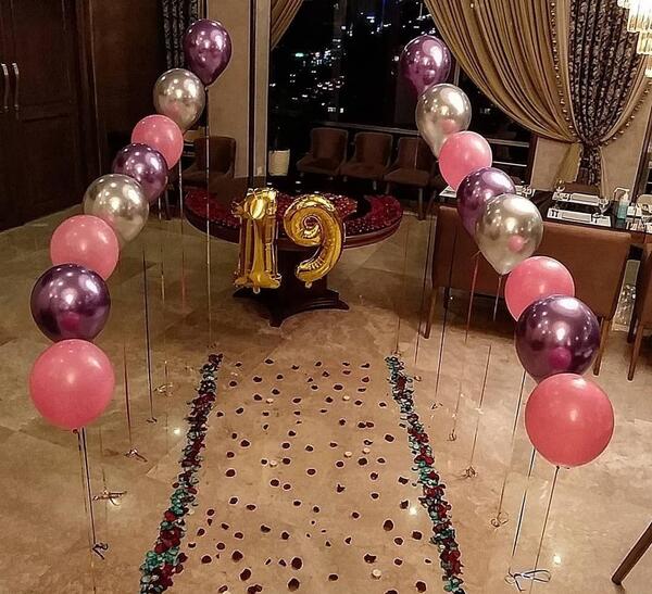 عکس تولد ساده در کافه