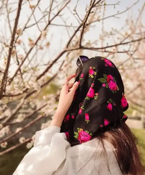 عکس دختر بهاری از پشت سر با حجاب