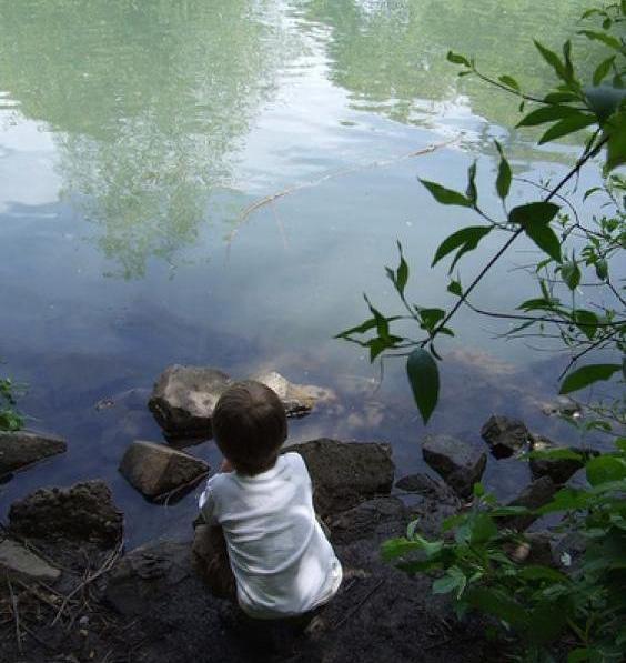 عکس کودک تنهایی