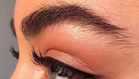 عکس تاتو بن مژه بالای چشم