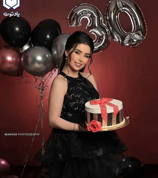 ژست عکس تولد دونفره در کافه