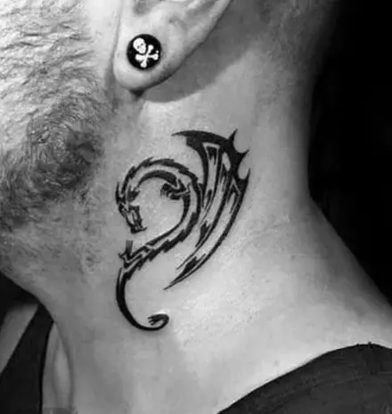 عکس تاتو روی گردن پسرانه