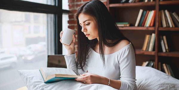 عکس پروفایل دخترونه با کتاب لاکچری