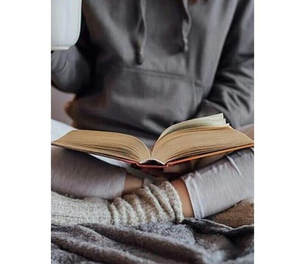 عکس پروفایل دخترونه با کتاب لاکچری