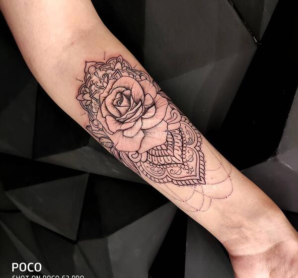 عکس تاتو گل رز روی دست
