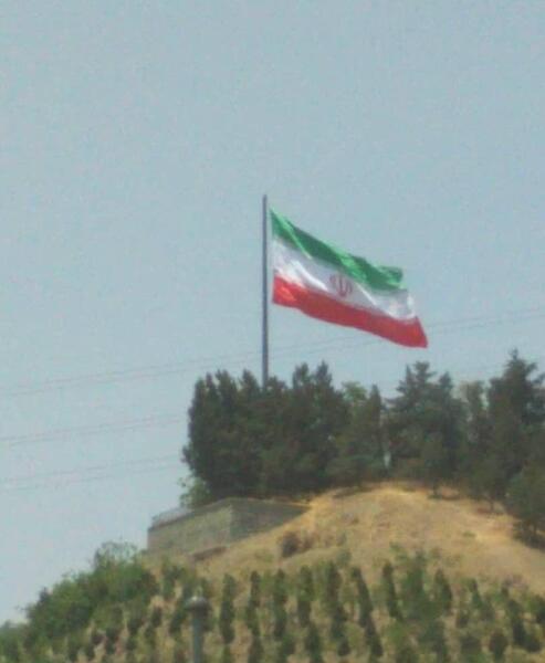 عکس از الله وسط پرچم ایران