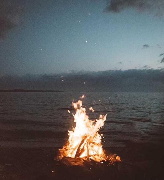 عکس از آتش در شب