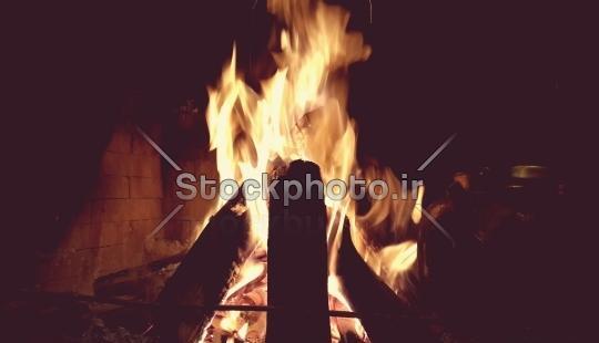 عکس از آتش در شب