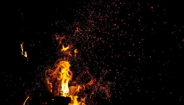 عکس از آتش در شب