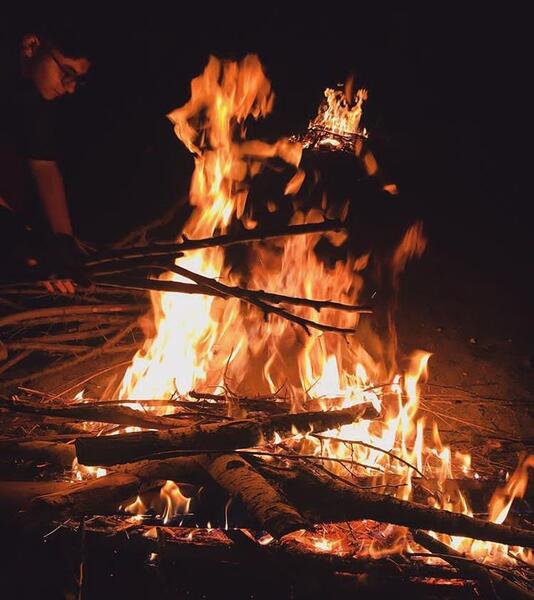 عکس از آتش در شب