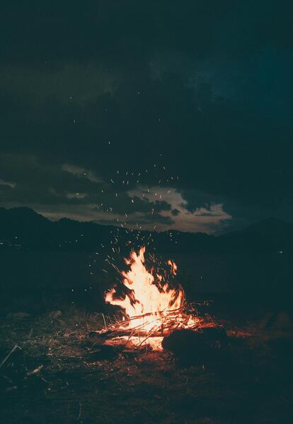 عکس از آتش در شب