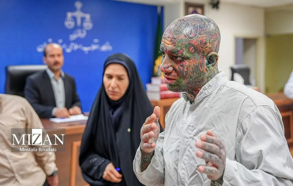 عکس تتلو و مادرش در دادگاه