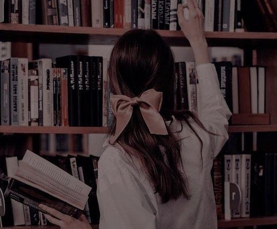 عکس پروفایل دخترونه کتاب به دست