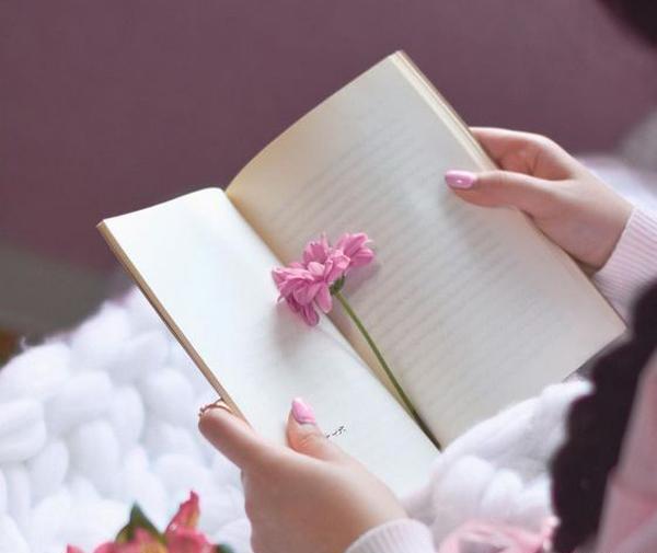 عکس پروفایل دخترونه کتاب به دست