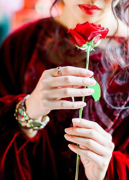 عکس پروفایل دخترونه کتاب به دست