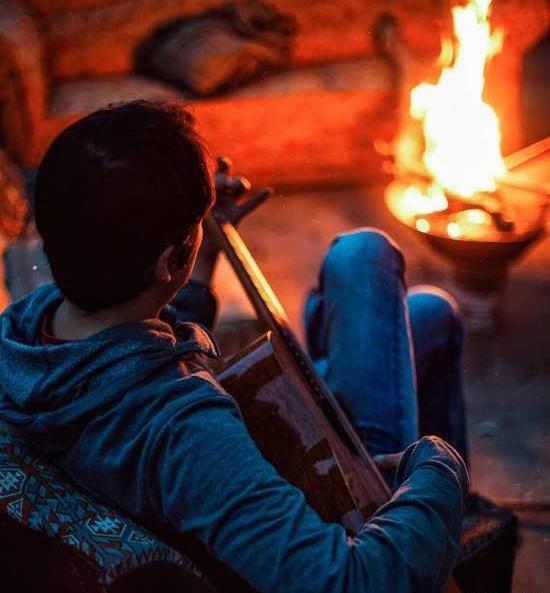 عکس پروفایل پسرانه با گیتار