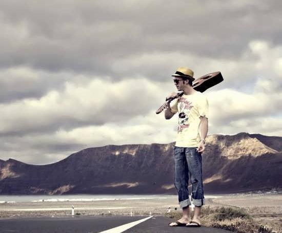 عکس پروفایل پسرانه با گیتار