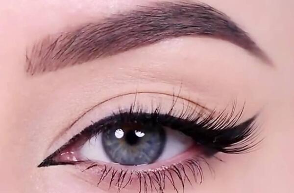 عکس تاتو خط چشم بن مژه