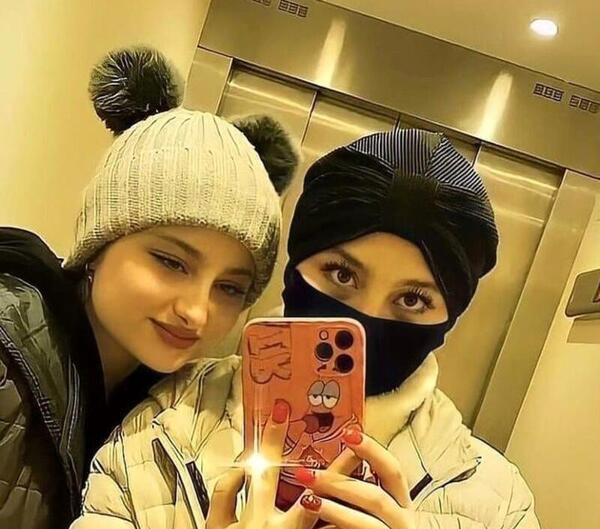 عکس سارا و نیکا با تتلو در استخر