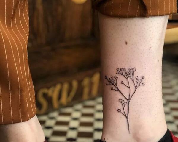 عکس تاتو گل روی مچ پا