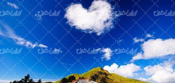 عکس آسمان آبی با ابر سفید