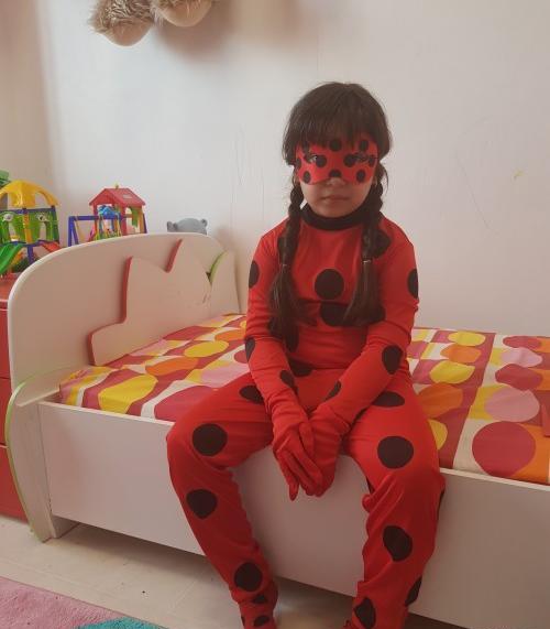 عکس پروفایل دختر کفشدوزکی و گربه سیاه عاشقانه