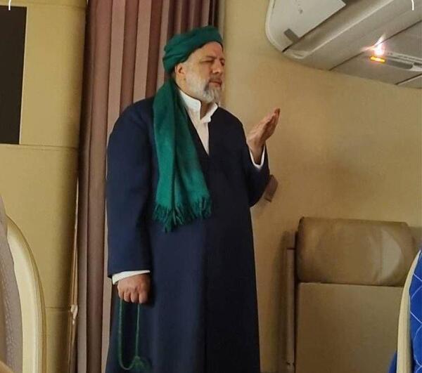 عکس تتلو با رئیسی در حال نماز