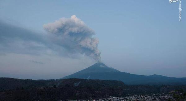 عکس فوران یک آتشفشان