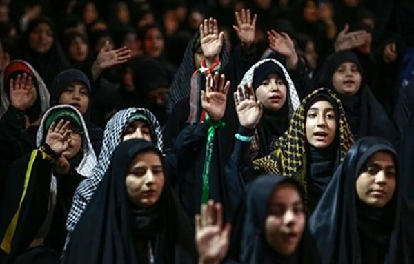 عکس دختر با چادر در حرم امام حسین