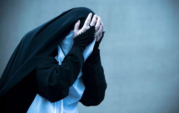 عکس دختر با چادر در حرم امام حسین
