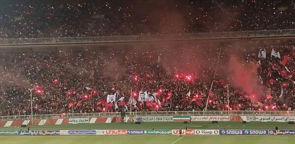 عکس آتش بازی هواداران پرسپولیس