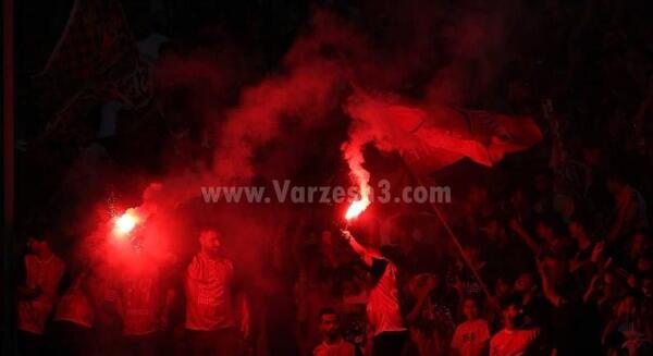 عکس آتش بازی هواداران پرسپولیس