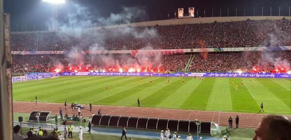 عکس آتش بازی هواداران پرسپولیس