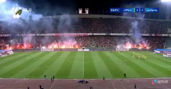 عکس آتش بازی هواداران پرسپولیس