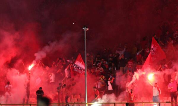 عکس آتش بازی هواداران پرسپولیس