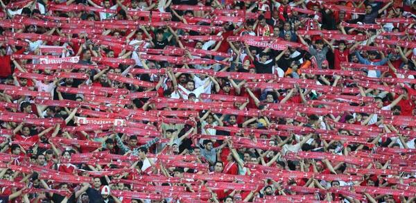 عکس آتش بازی هواداران پرسپولیس