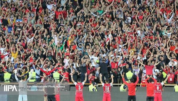 عکس آتش بازی هواداران پرسپولیس