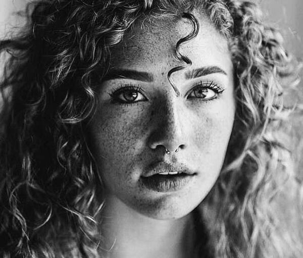 عکس هنری سیاه سفید دختر
