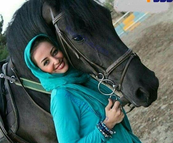 عکس اسب مشکی دختر