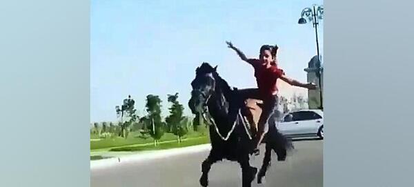 عکس اسب مشکی دختر
